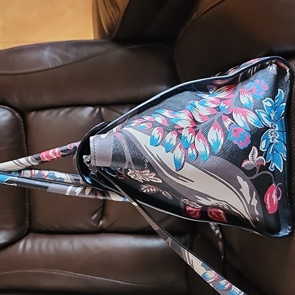 Large Prada - Picture 4 of 13